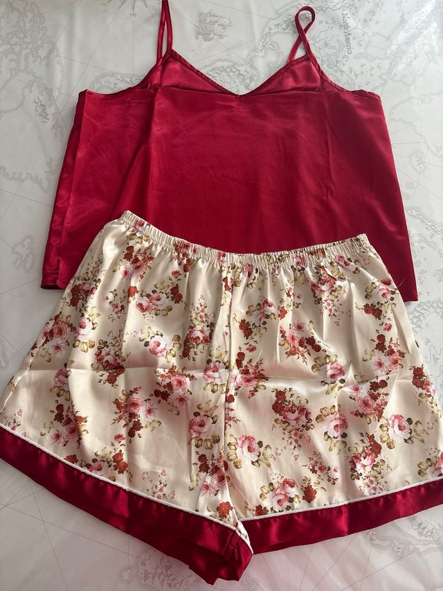 Pijama satén rojo y beige - 2 piezas