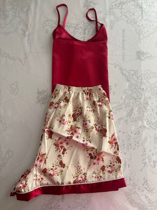 Pijama satén rojo y beige - 2 piezas