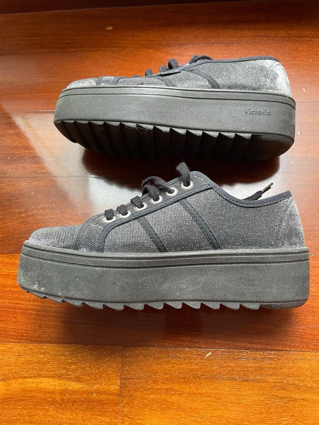 Plataformas Victoria negras con brillos
