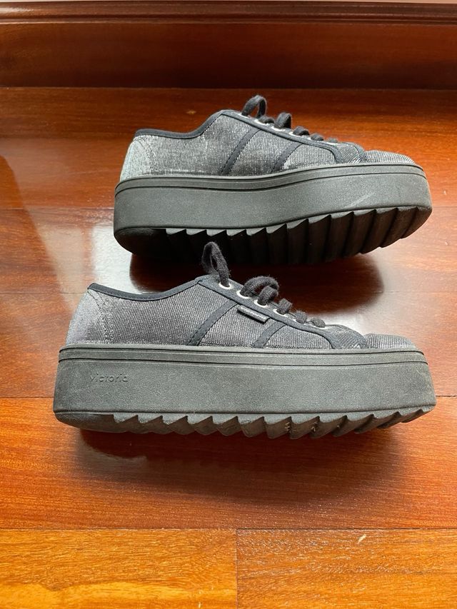 Plataformas Victoria negras con brillos