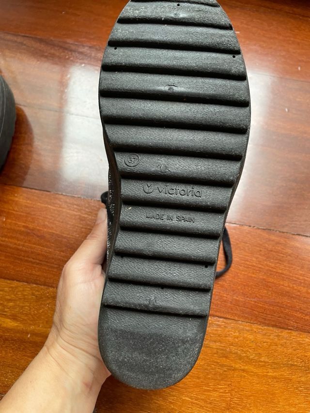 Plataformas Victoria negras con brillos