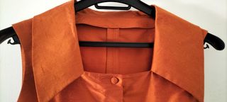 Top seda salvaje de color naranja.
