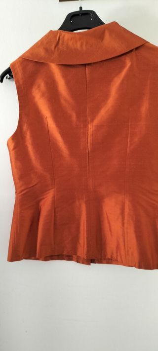 Top seda salvaje de color naranja.