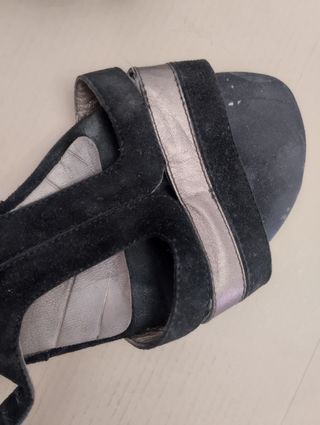 Sandalias negras y plateadas