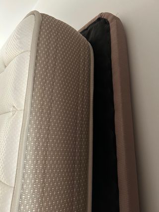 Colchón y base tapizada