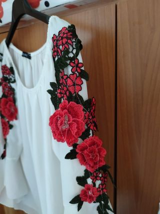Blusa Zuki fiori rossi