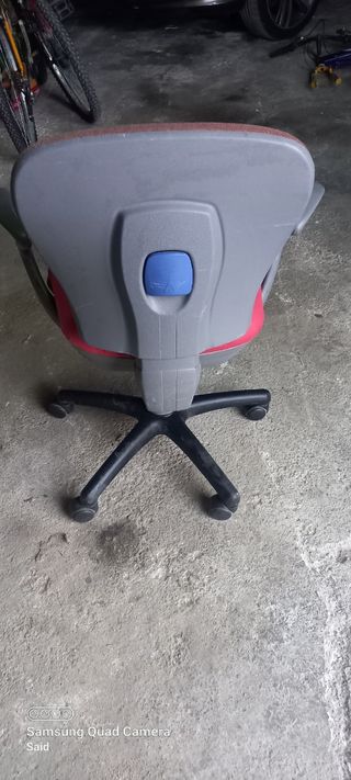 Silla giratoria roja y marrón