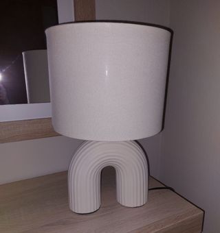 Lámpara de mesa beige