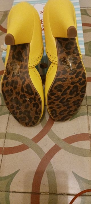 Zapatos Bettie Page amarillos, talla 42