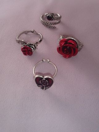 4 Anillos góticos rojos y plateados