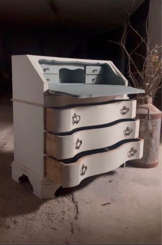 Cómoda antigua blanca de madera