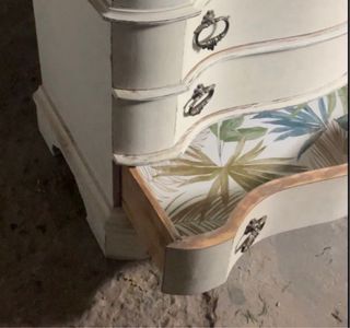 Cómoda antigua blanca de madera