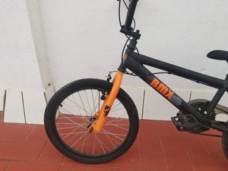 Bicicleta BMX negra y naranja