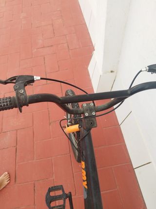 Bicicleta BMX negra y naranja