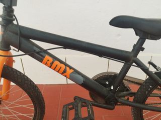 Bicicleta BMX negra y naranja