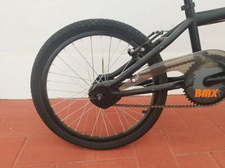 Bicicleta BMX negra y naranja