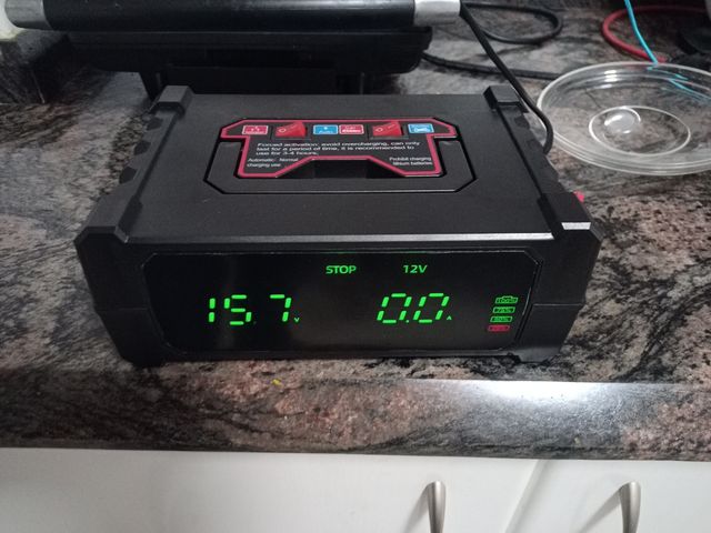 Cargador batería 12/24V coche moto camion