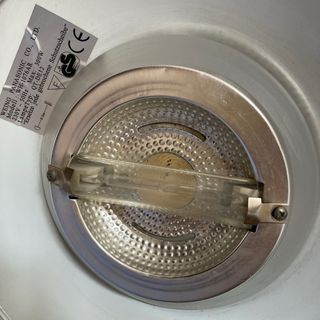 Lámpara de pie dorada y negra