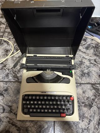 Olivetti Lettera 12 - Máquina de escribir