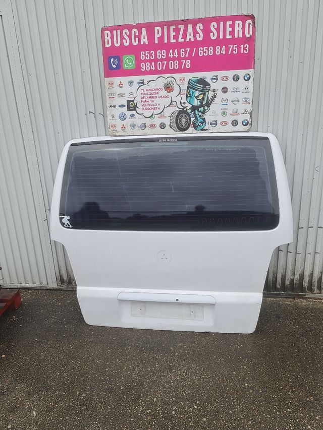 Portón blanco Mercedes Vito 638