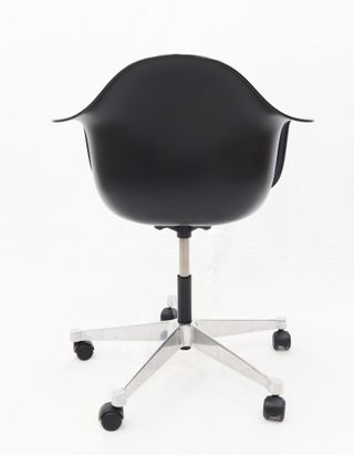 Silla giratoria Vitra Eames negra