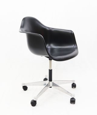 Silla giratoria Vitra Eames negra