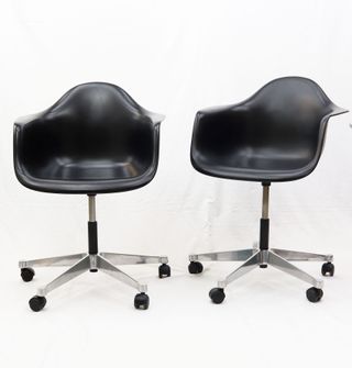 Silla giratoria Vitra Eames negra