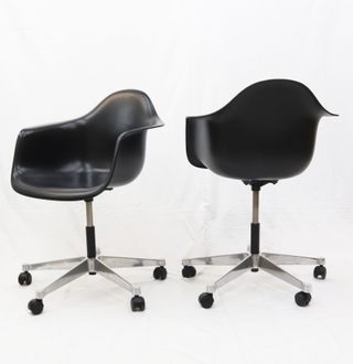 Silla giratoria Vitra Eames negra
