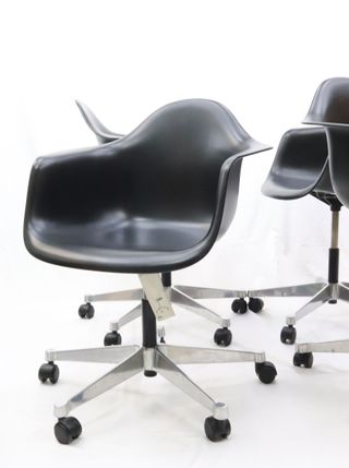 Silla giratoria Vitra Eames negra
