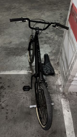 Bmx negra casi nueva precio negociable