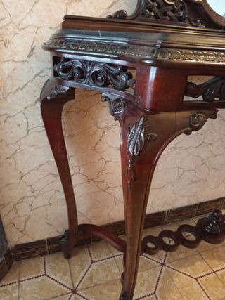 Consola antigua de mármol y madera