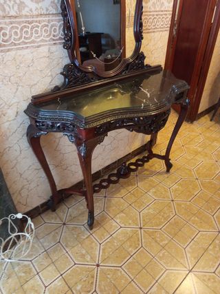 Consola antigua de mármol y madera