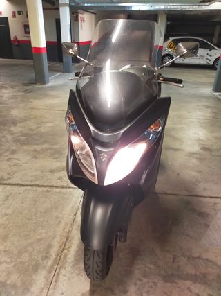 Suzuki Burgman 400cc, de 2016.