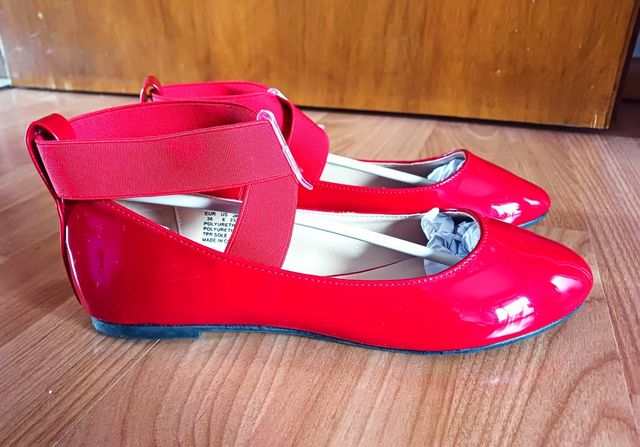 Ballerine in vernice rossa con elastico caviglia