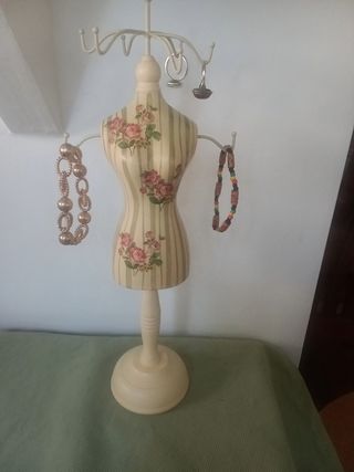 Expositor, organizador de joyas  forma de maniquí