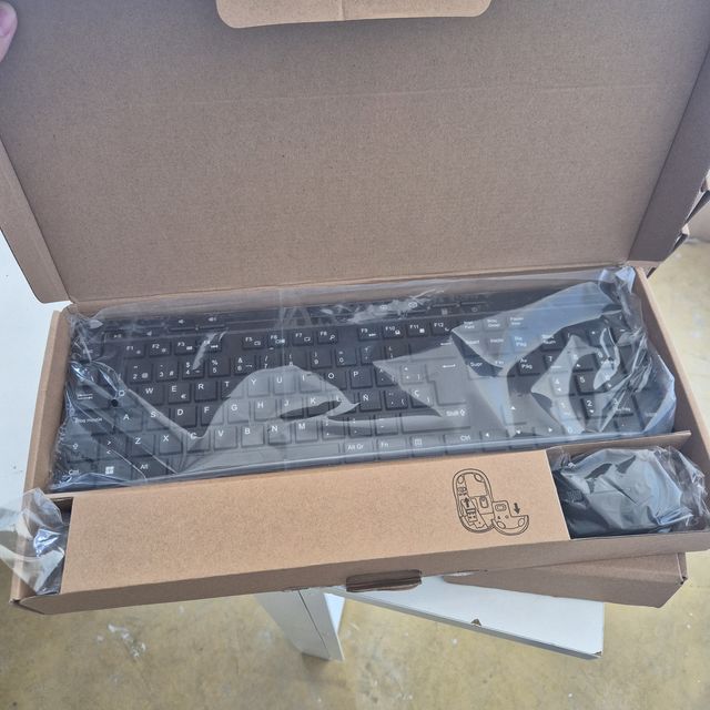 Amazon Basics Combo di Tastiera e Mouse Wireless