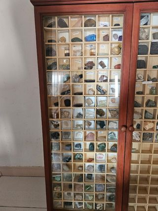 Vitrina madera con minerales
