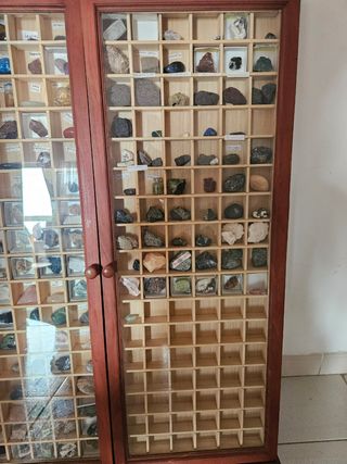 Vitrina madera con minerales