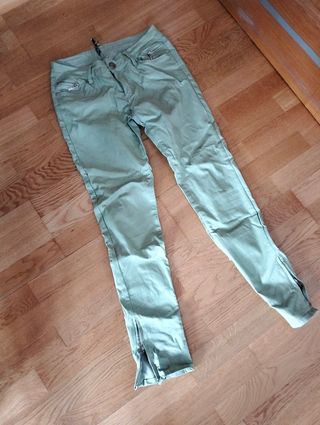 Pantalones pitillo verdes metalizados