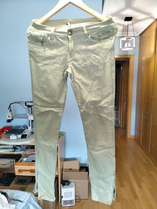 Pantalones pitillo verdes metalizados