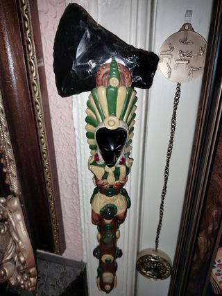 Hacha tipo azteca decorativa. 