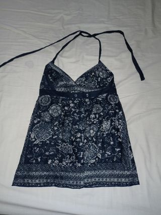 Top azul y blanco estampado floral