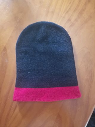 Gorro bicolor rojo-negro