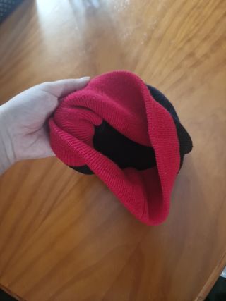 Gorro bicolor rojo-negro