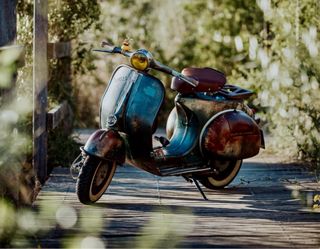 Alquiler Coche Escarabajo y Moto vespa para bodas