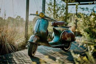 Alquiler Coche Escarabajo y Moto vespa para bodas