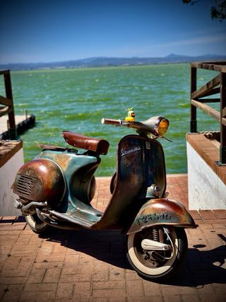 Alquiler Coche Escarabajo y Moto vespa para bodas
