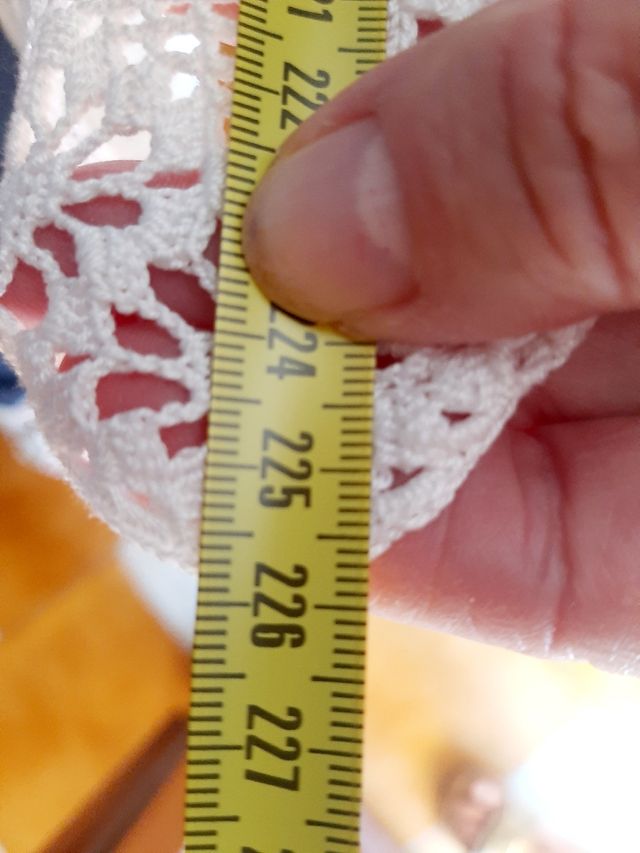 Tovaglia lino bianco realizzato ad uncinetto