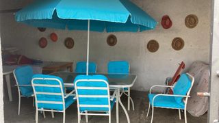 Sombrilla + mesa + 6 sillas azules