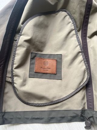 Chaqueta verde oliva con capucha